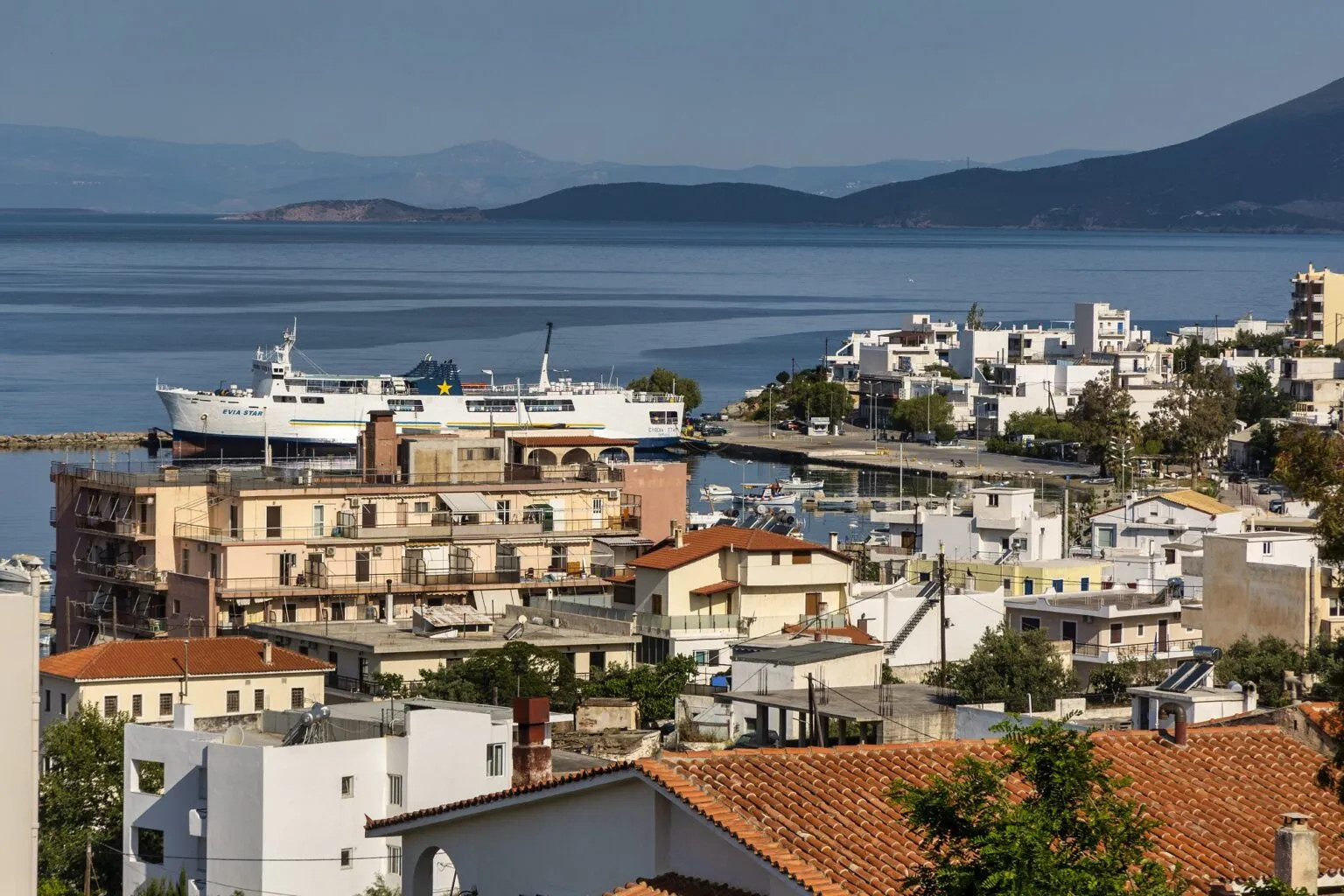 Μετά τη δεκαετία του 1960 το Μαρμάρι εξελίχθηκε από ψαροχώρι σε θέρετρο καλοκαιρινών διακοπών στη νότια Εύβοια / 𝐏𝐡𝐨𝐭𝐨 : Περικλής Μεράκος ║ 📷 𝐛𝐲 𝐭𝐫𝐚𝐯𝐞𝐥.𝐠𝐫