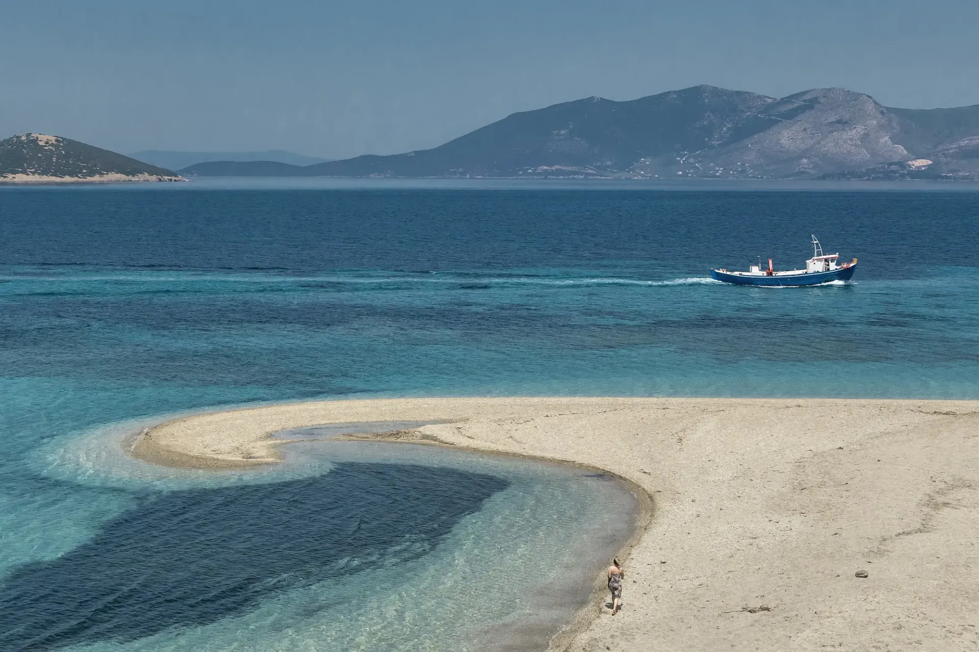 Η παραλία στο Μαρμάρι με τη χαρακτηριστική «αμμογλώσσα» έγινε παγκοσμίως διάσημη το 2020, λόγω του σποτ του Υπουργείου Τουρισμού / 𝐏𝐡𝐨𝐭𝐨 : Περικλής Μεράκος ║ 📷 𝐛𝐲 𝐭𝐫𝐚𝐯𝐞𝐥.𝐠𝐫